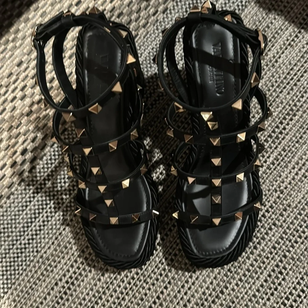 Valentino Garavani Rockstud NWOT ankle strap wedge sandal - Picture 10 of 16